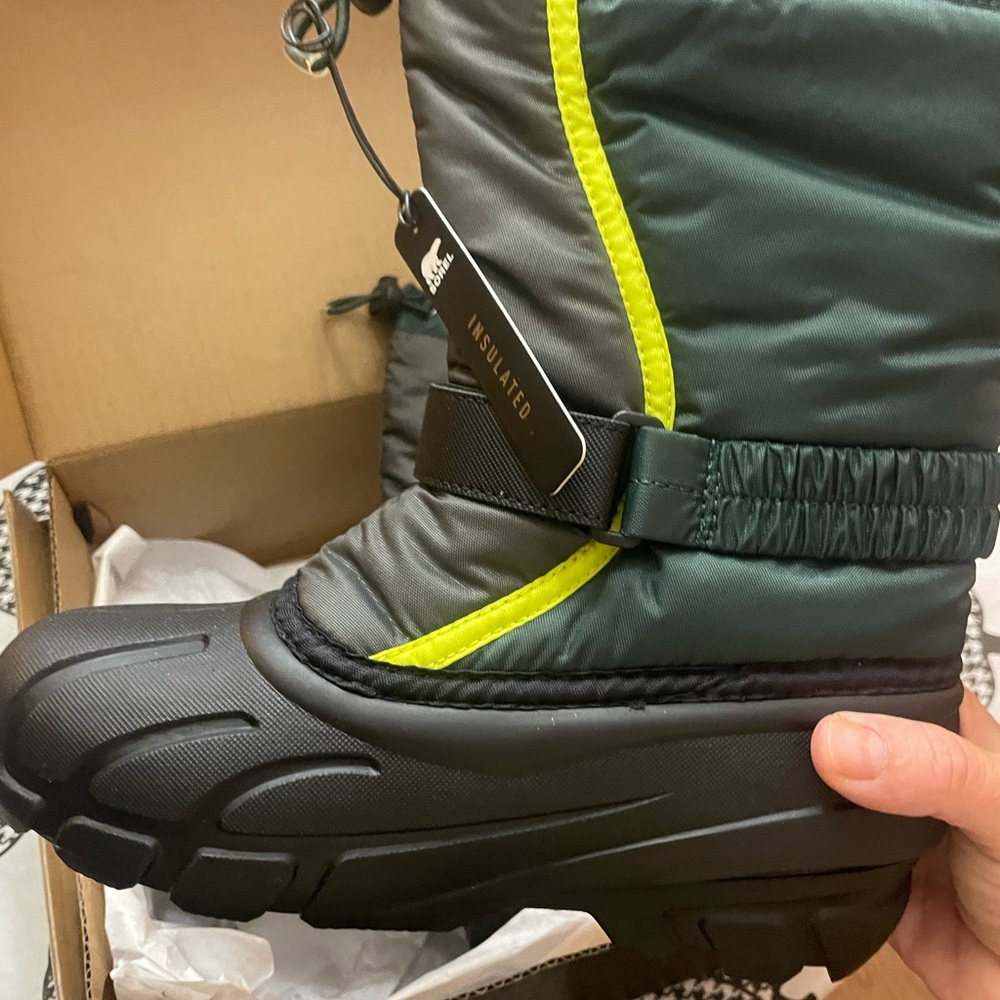 Kids winter boot size 3 new never worn. Paid 85 plus shipping/tax asking 65